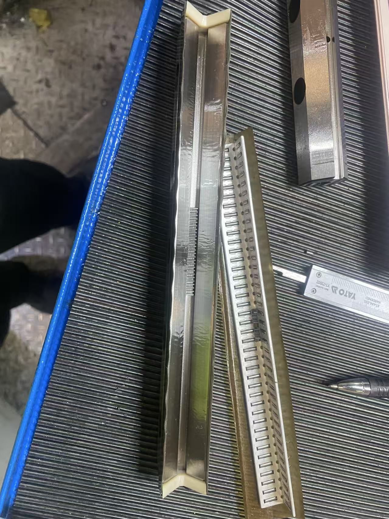 Drive selection for long-travel single-axis handling
