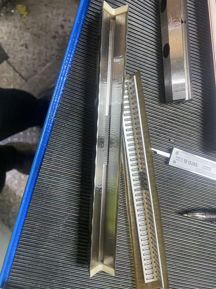 High-speed automotive feeding axis