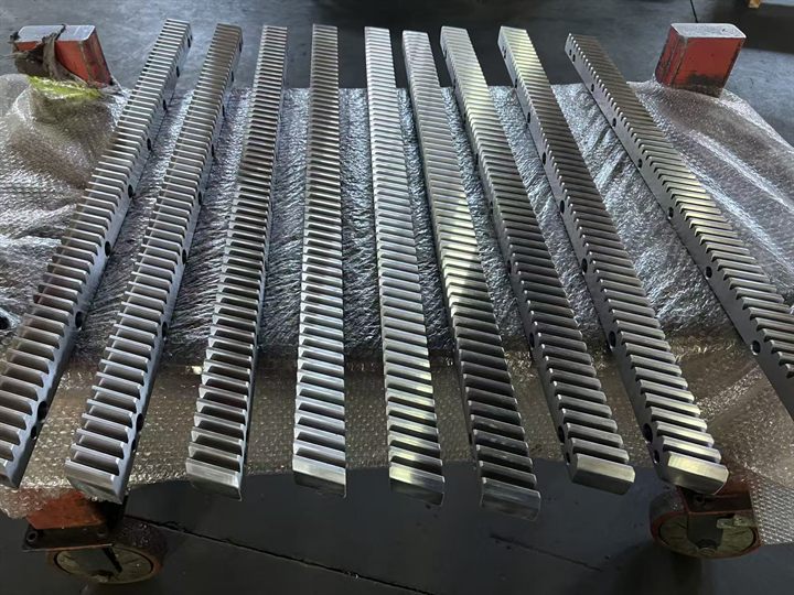 Ground helical racks for continuous mounting
