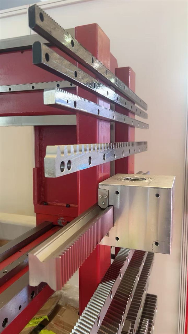 Zero-backlash high-speed roller axis
